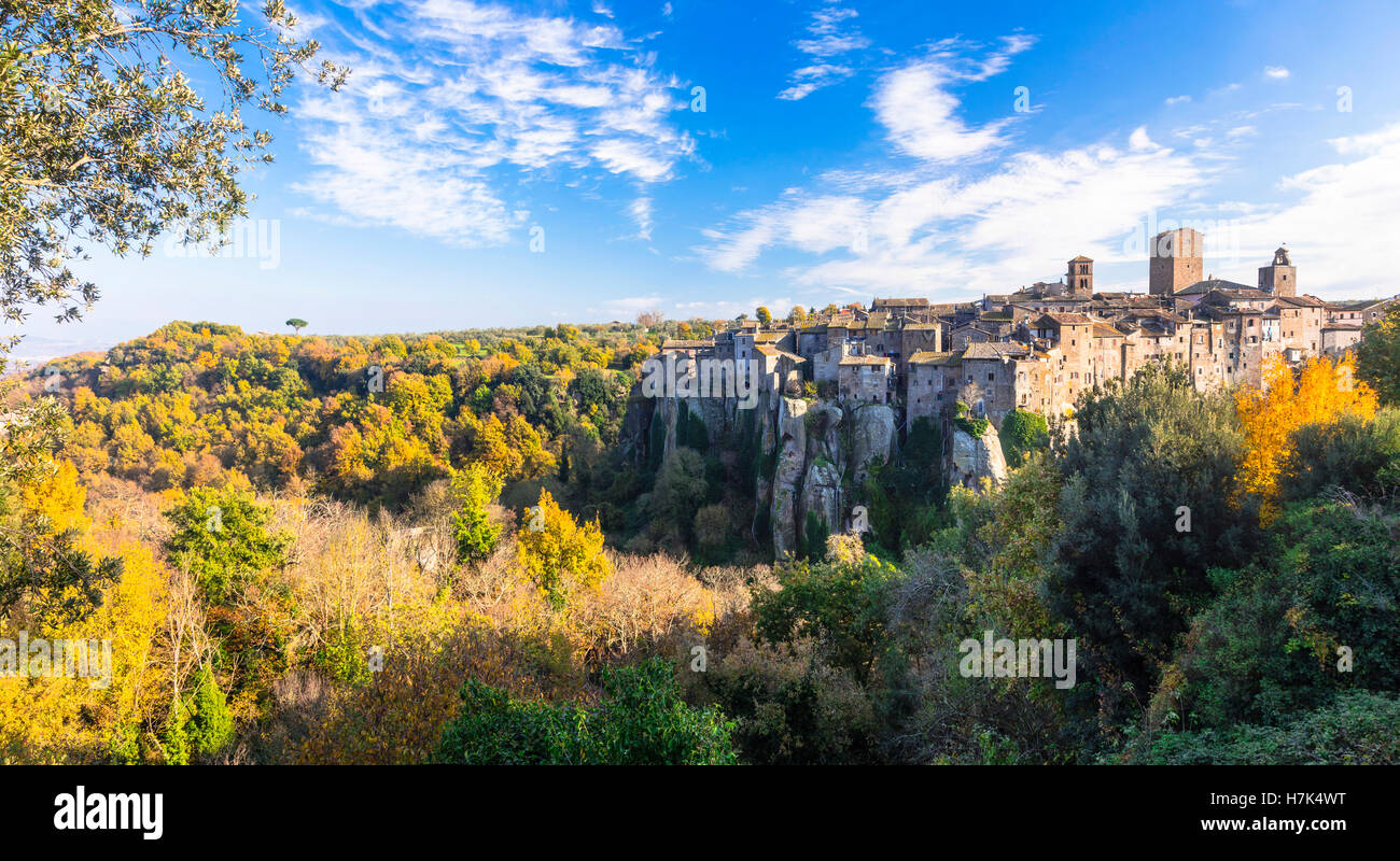 Borgo medieval auhentic sobre rocas tuffa Vitorchiano provincia de Viterbo, Italia Foto de stock