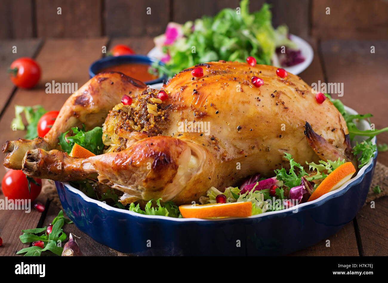 Pollo al horno con relleno de arroz para la cena de Navidad en una mesa  festiva Fotografía de stock - Alamy