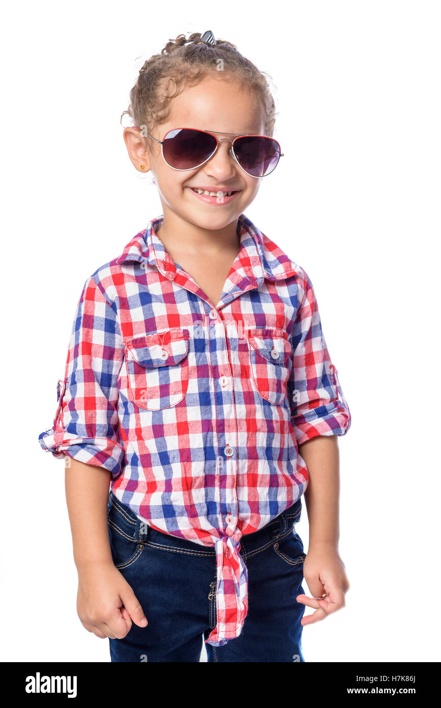 Hermosa niña feliz en camisa cuadros y jeans Fotografía de Alamy