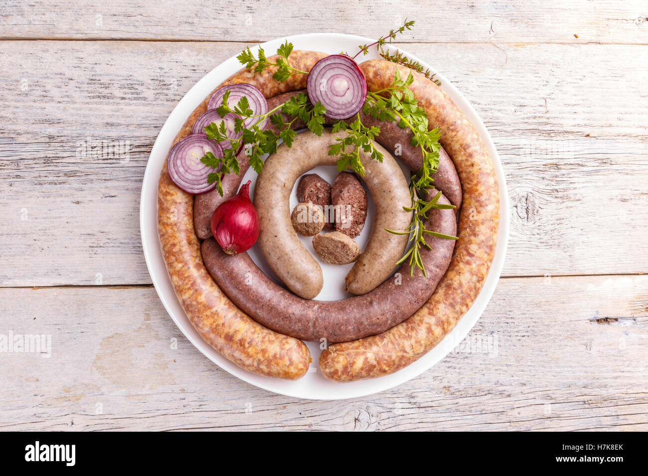 Vista superior de la casa hecha de morcilla, chorizo y morcilla blanca Foto de stock