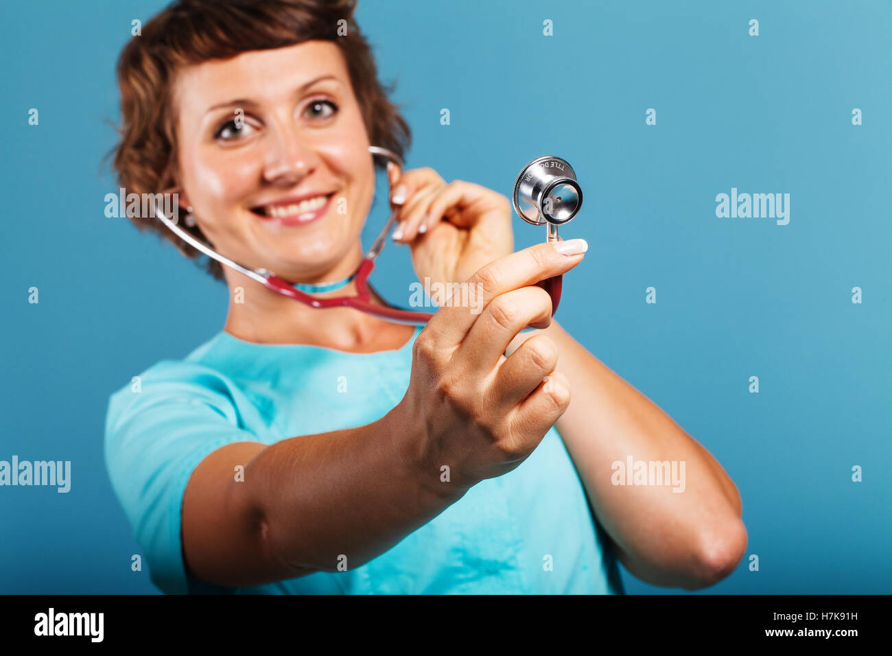 Retrato de un joven médico con el estetoscopio en studio, medicina y salud Foto de stock