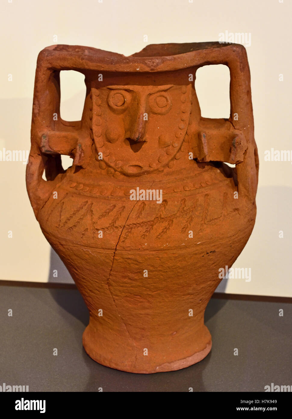 Ánfora con cara ( Antiguo Egipcio Bes Deidad Protección ) 5 - Egipto egipcio del siglo VII Foto de stock