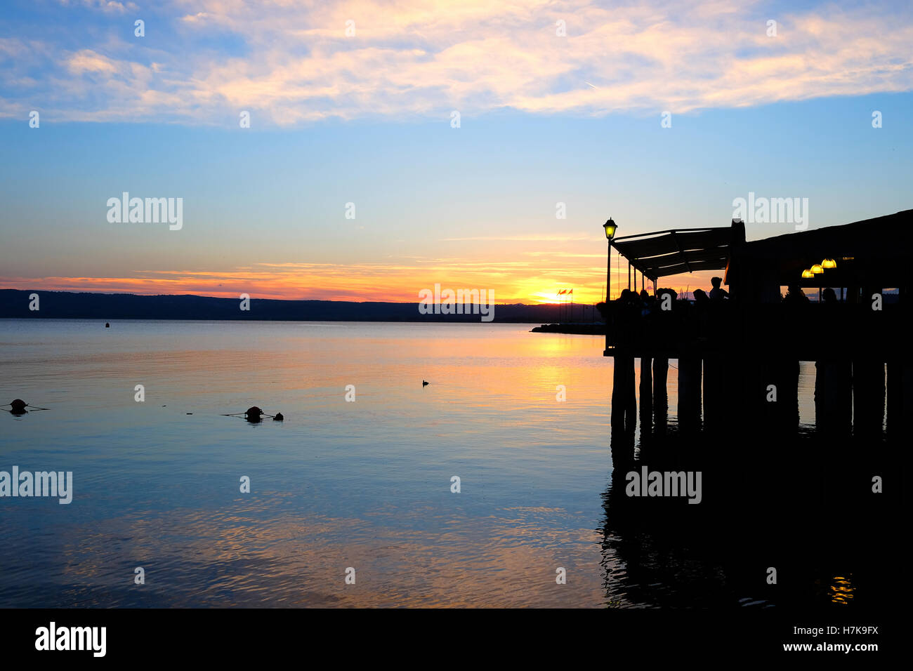Puesta de sol sobre el lago de Bolsena. Viterbo, Lacio. Italia Foto de stock