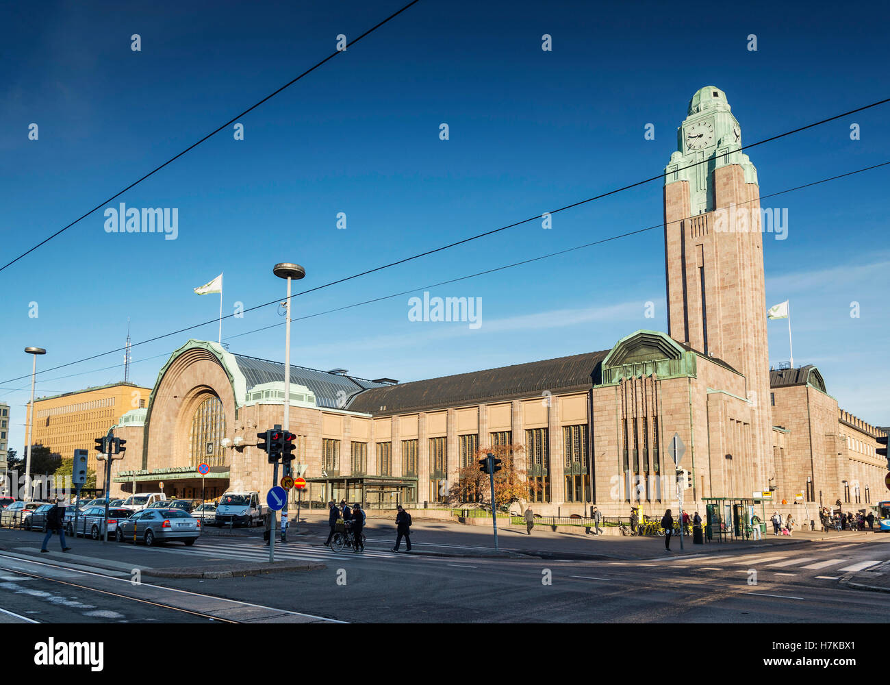 El centro de Helsinki, y la estación de trenes de la ciudad y de la calle histórica en Finlandia Foto de stock