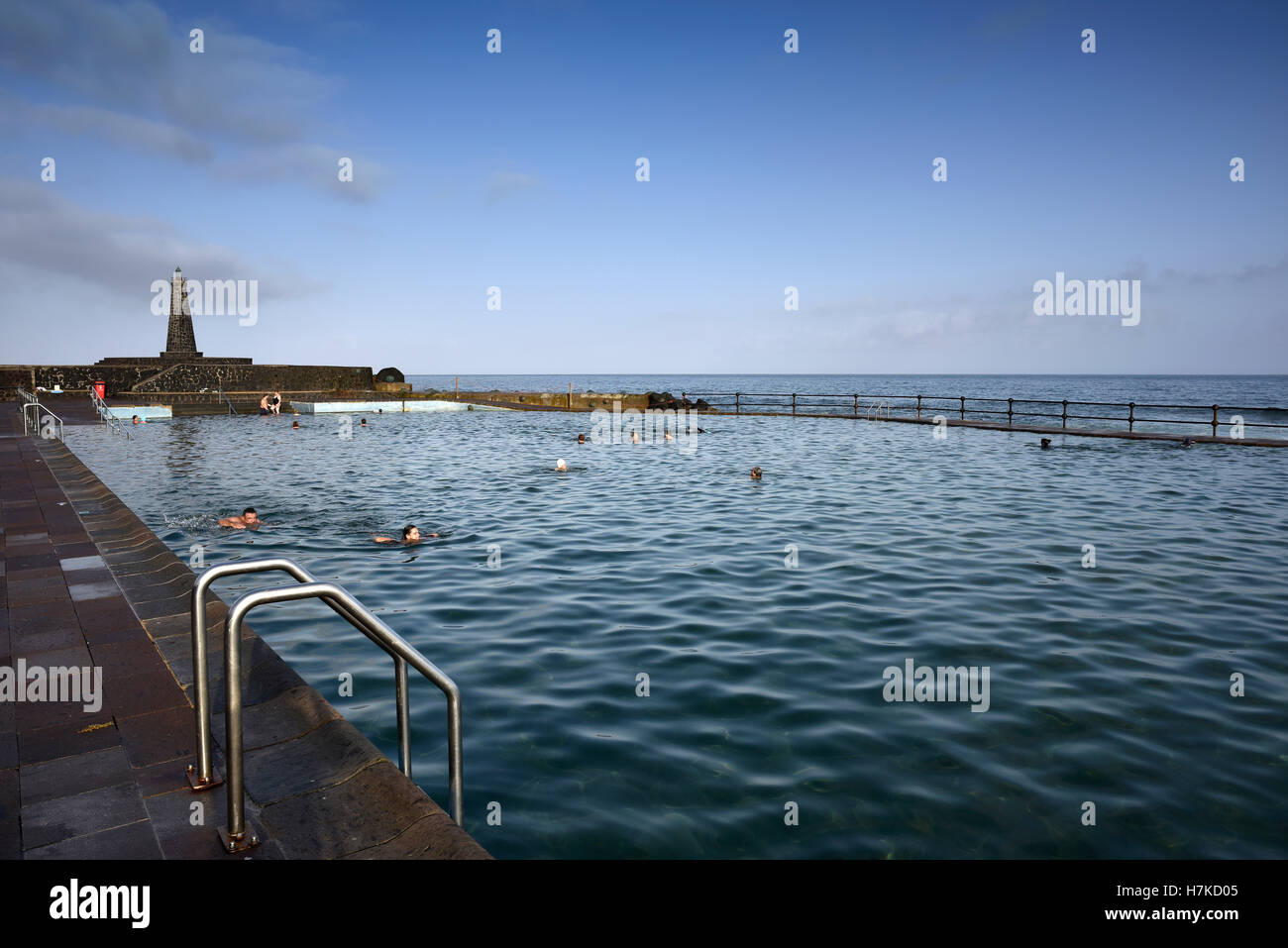 Piscina de agua de mar natural con Bajamar Faro, piscinas naturales de Bajamar Faro, Tenerife, Islas Canarias, España Foto de stock
