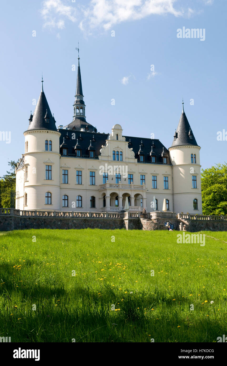 El palacio neorrenacentista en Ralswiek, isla de Ruegen, Mecklemburgo-Pomerania Occidental Foto de stock