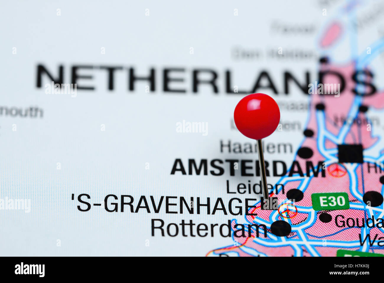 S-Gravenhage anclado en un mapa de los Países Bajos Foto de stock
