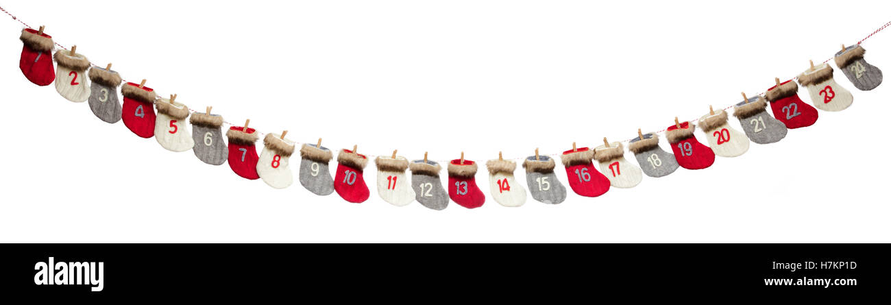 Calendario de Adviento de calcetines, aislado sobre fondo blanco. Foto de stock