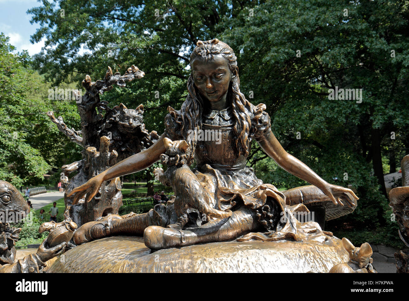 Alicia y el gato de Cheshire, detalle de la escultura de Alicia en el país de las Maravillas, Central Park, Manhattan, Nueva York, Estados Unidos. Foto de stock