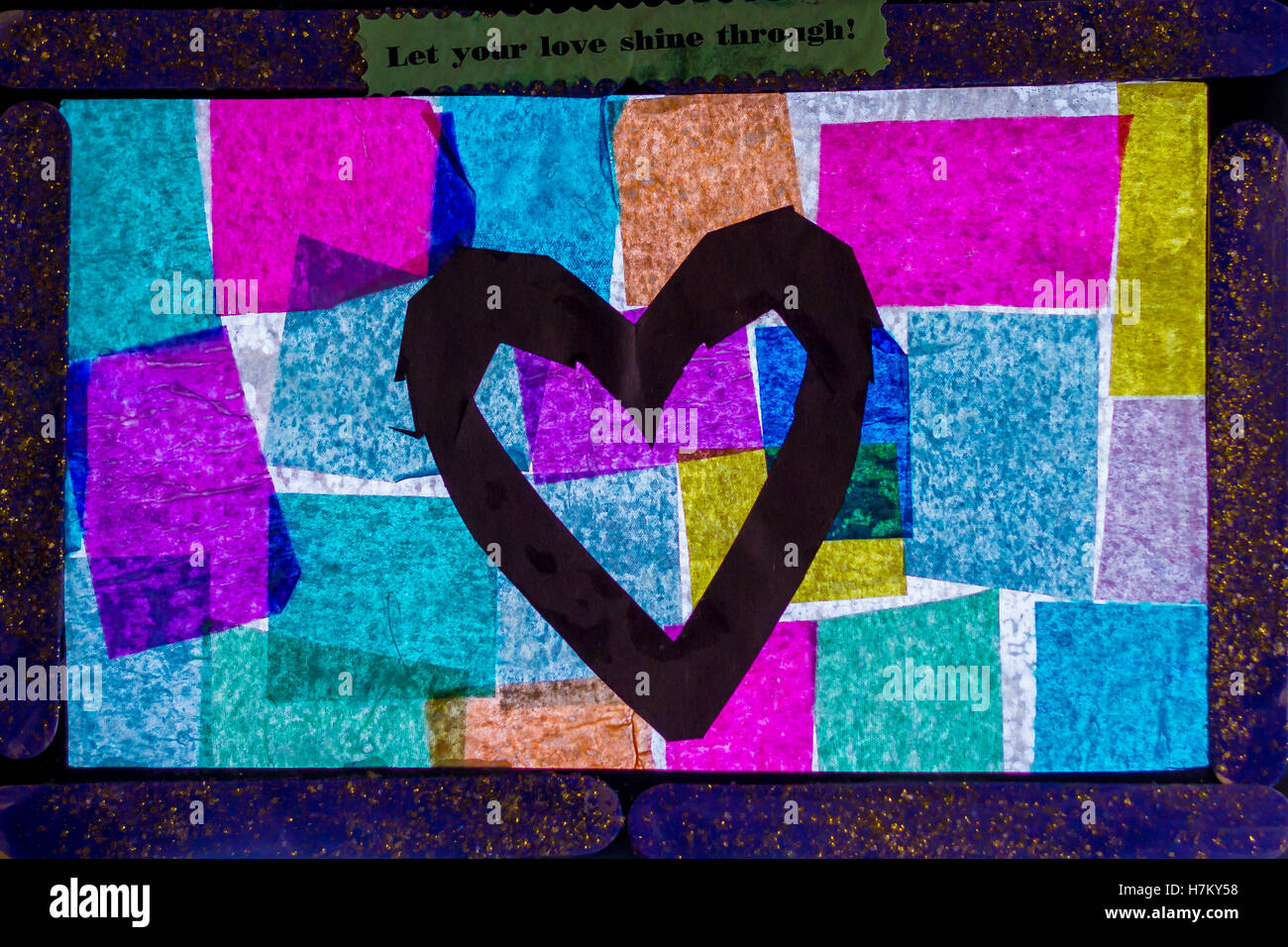 Bastidor abstractos con coloridas plazas y un gran corazón negro con palabras en la parte superior'Deja que tu amor brille a través de Foto de stock