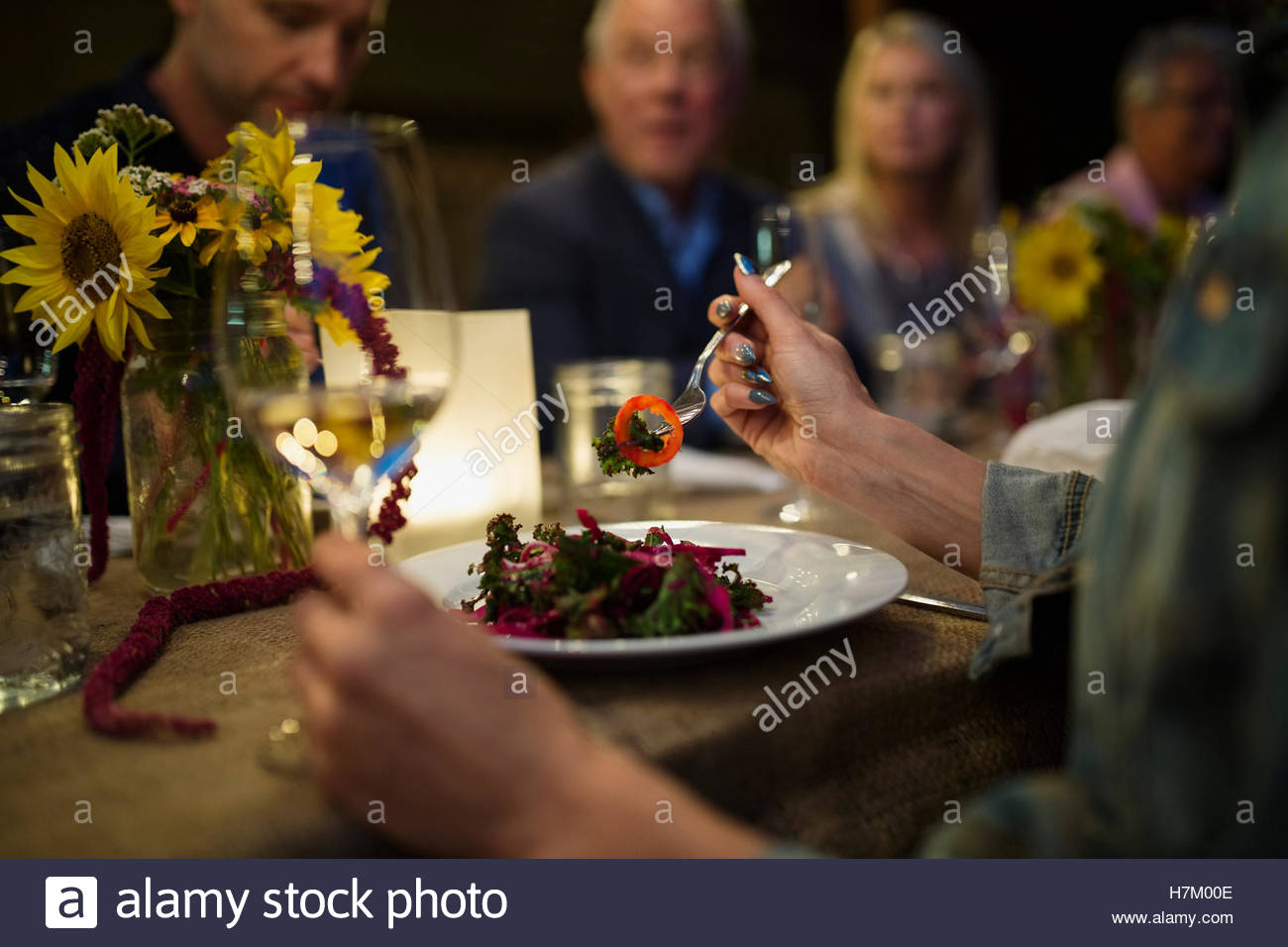 Mujer comer en la cena al aire libre a la luz de las velas Foto de stock