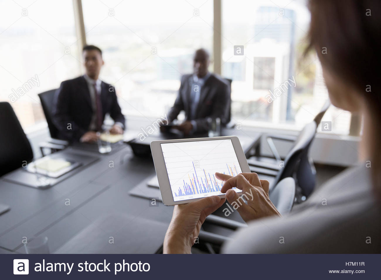 Visualización en gráfico de barras empresaria tableta digital en la sala reunión Foto de stock
