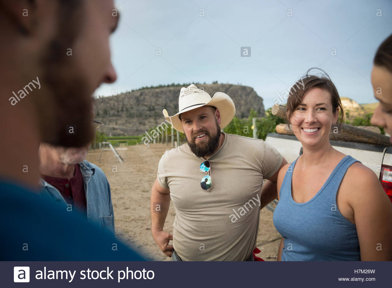 Los trabajadores sonriente hablando en viña Foto de stock