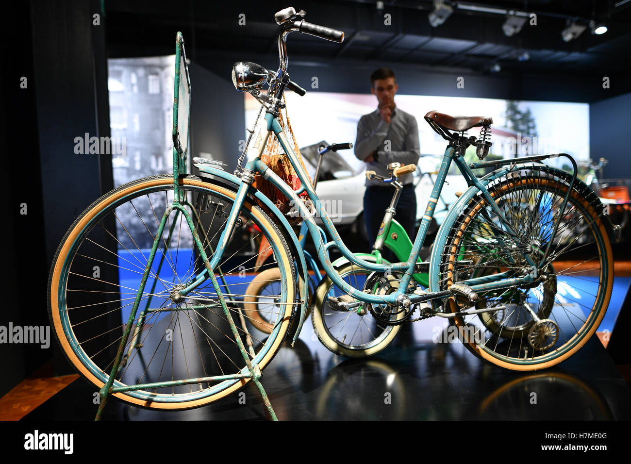 Mannheim, Alemania. 07 Nov, 2016. Un hombre mira a una señoras moto desde 1950 en exhibición en el Technoseum en la exposición especial ' 2 ruedas - 200 años. Freiherr von Drais y la historia de la bicicleta" en Mannheim, Alemania, 07 de noviembre de 2016. En 1817, el Barón Karl von Drais emprendió el primer viaje con la pronta velocipede y la precursora de lo que hoy·s bicicleta. Foto: Uwe ANSPACH/dpa/Alamy Live News Foto de stock
