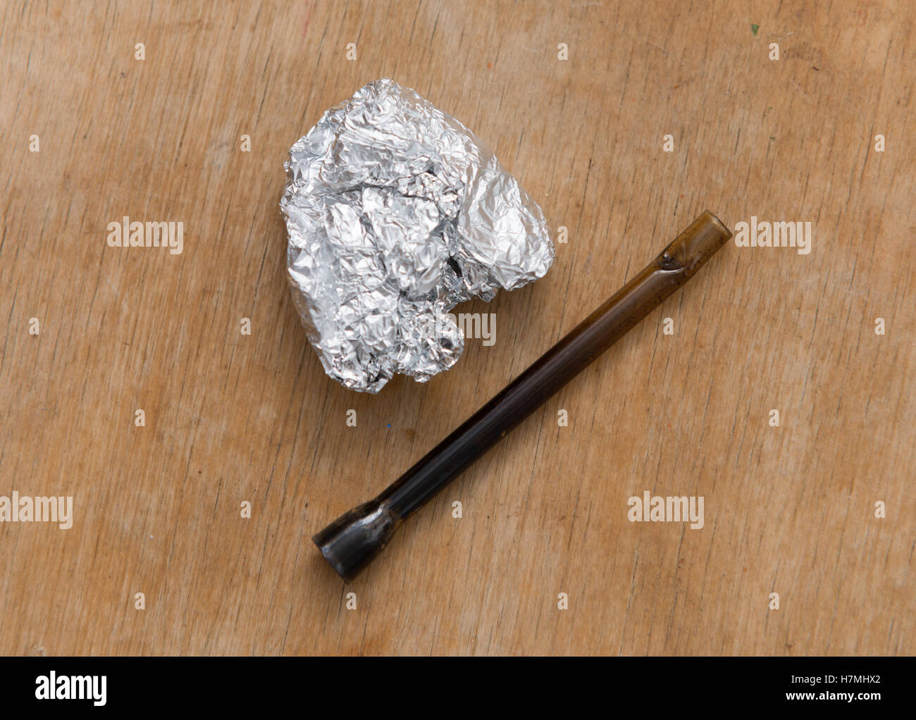 La marihuana en lámina de estaño con el tubo sobre la mesa de madera  Fotografía de stock - Alamy