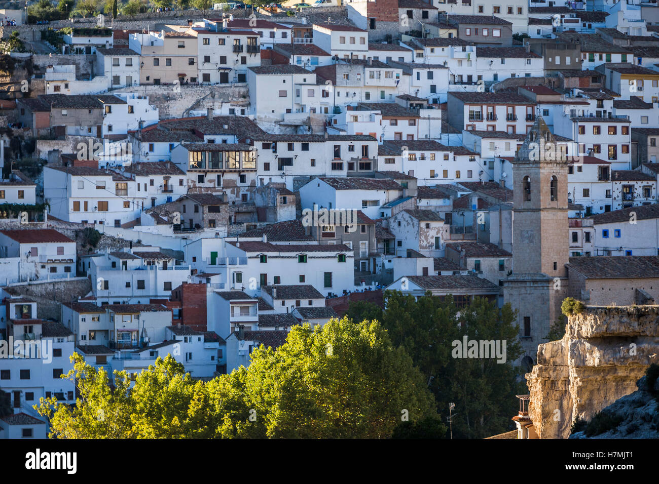Vista panorámica de casas típicas de la ciudad durante los meses de otoño, tome en Alcalá del Júcar, provincia de Albacete, España Foto de stock