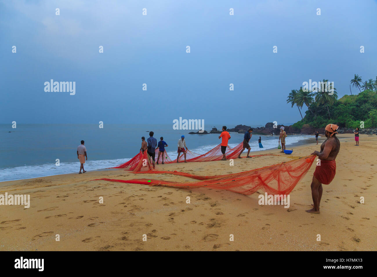 Los pescadores en la playa cerca de Playa Thottada Kannur (Kerala, India) Foto de stock