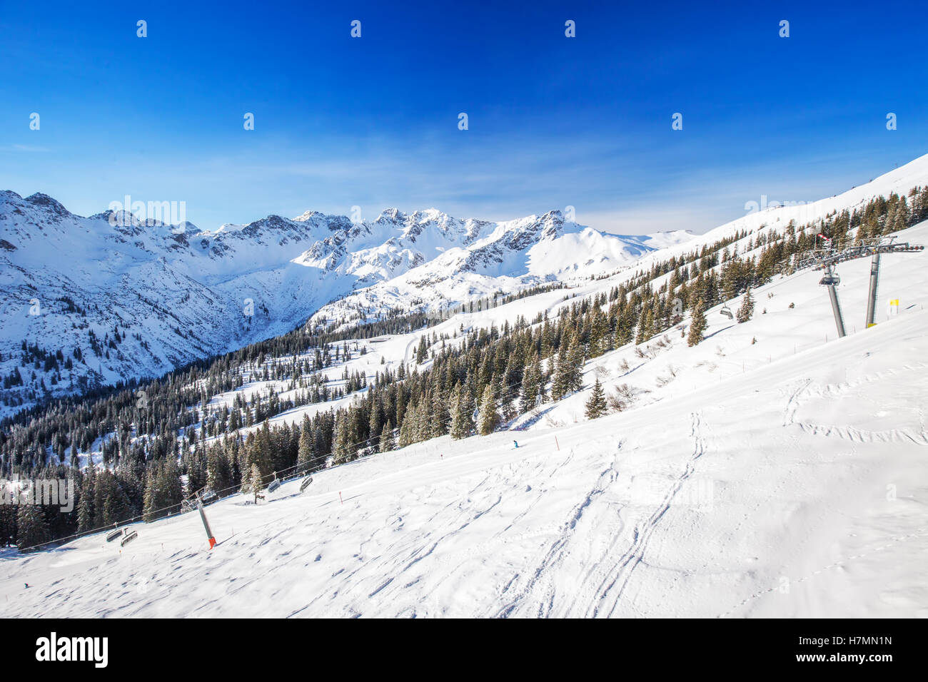 Pistas de esquí con el patrón de pana y telesillas de esquí en la parte superior de Fellhorn Ski Resort, Alpes bávaros, Oberstdorf, Alemania Foto de stock