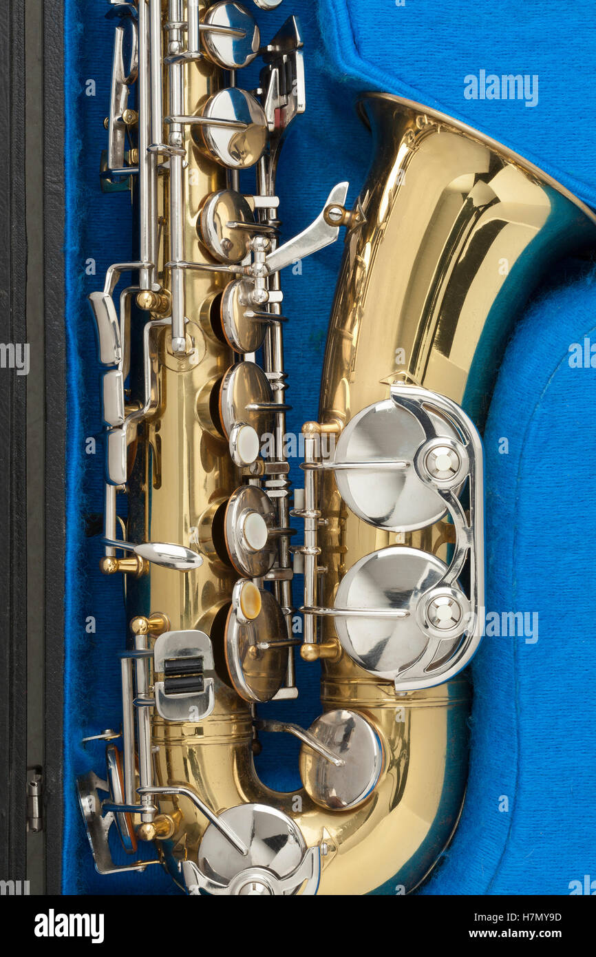 Bronce brillante saxofón en una caja azul cerrar Foto de stock
