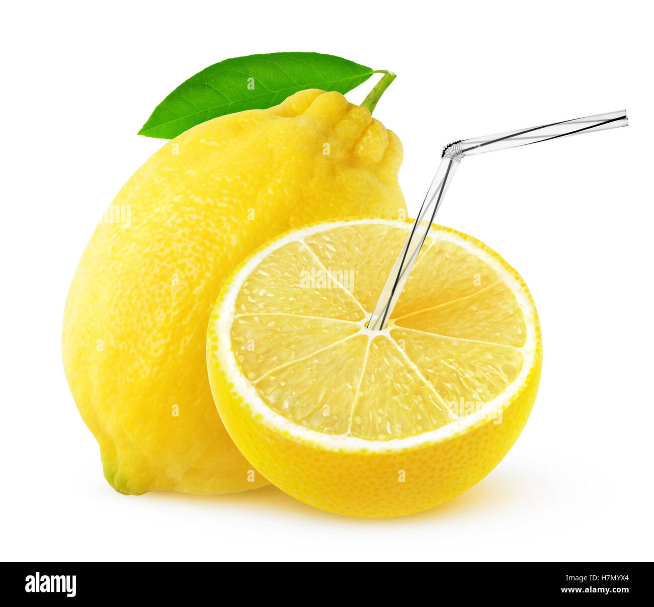 Aislados de zumo de limón. Uno y medio limón con paja de fruta, zumos naturales concepto aislado sobre fondo blanco con Foto de stock