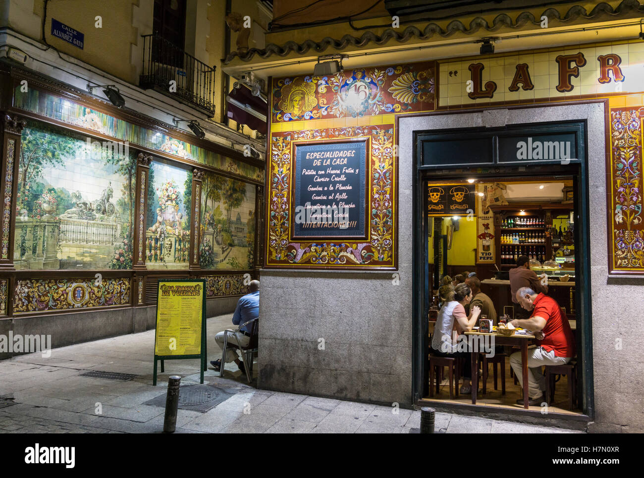 Un bar de tapas en la Calle Núñez de Arce, frente a la Plaza de Santa Ana,  en el centro de Madrid. España Fotografía de stock - Alamy