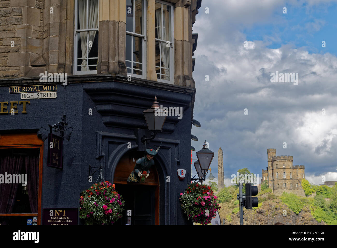 El pub Royal Mile High Street, Edimburgo Calton Hill antecedentes Foto de stock