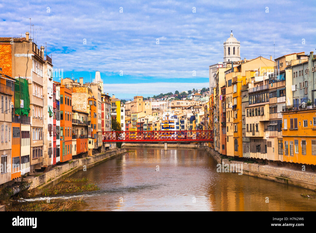 Girona - hermoso colorido pueblo en Cataluña, España Foto de stock