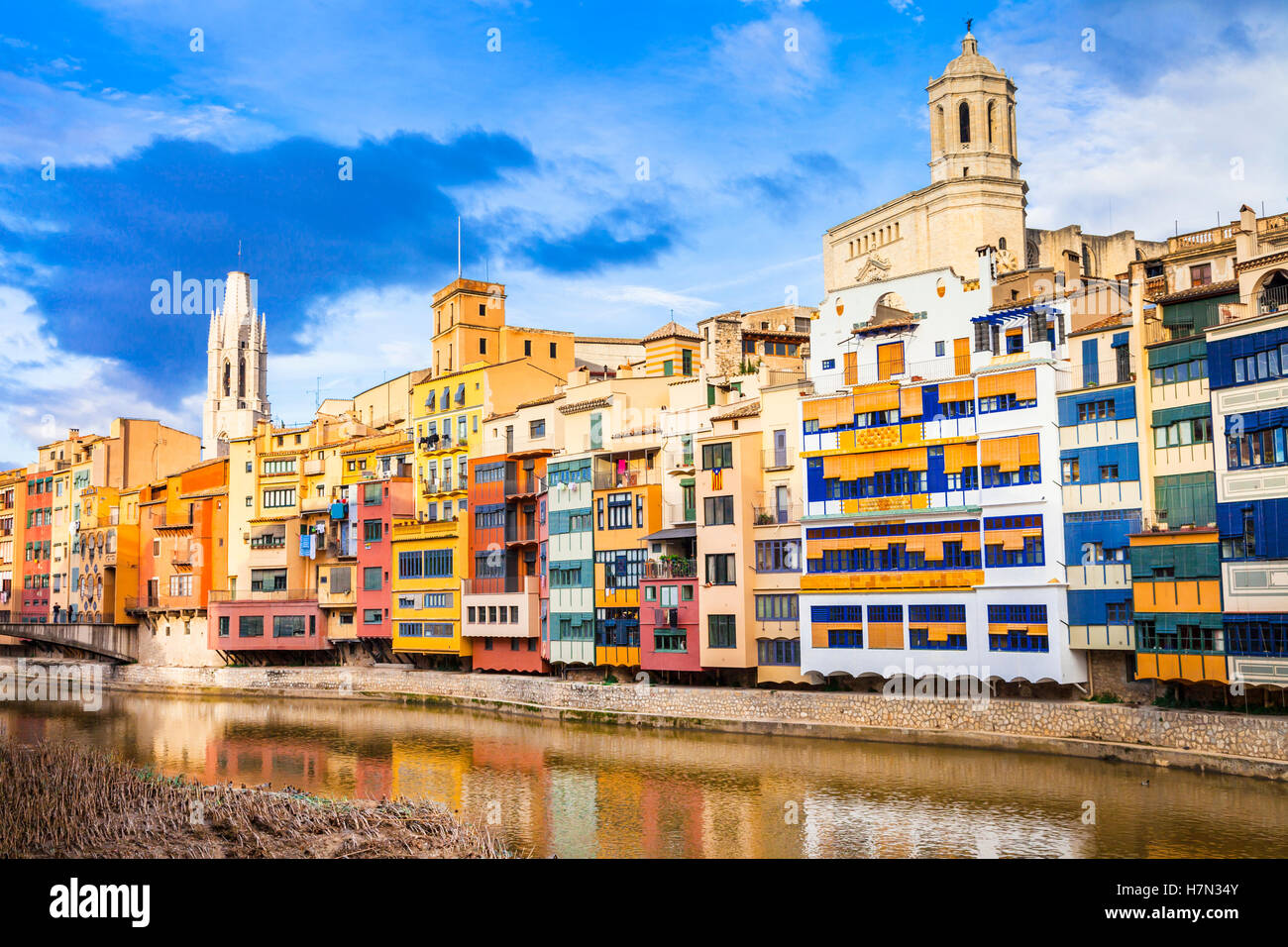 Girona - hermoso colorido pueblo en Cataluña, España Foto de stock