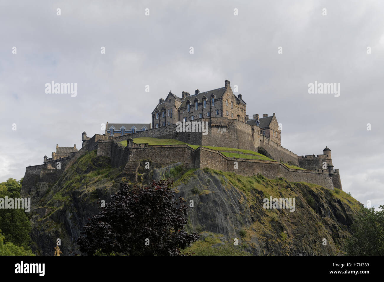 Castillo de Edimburgo desde Princes gardens rock Foto de stock