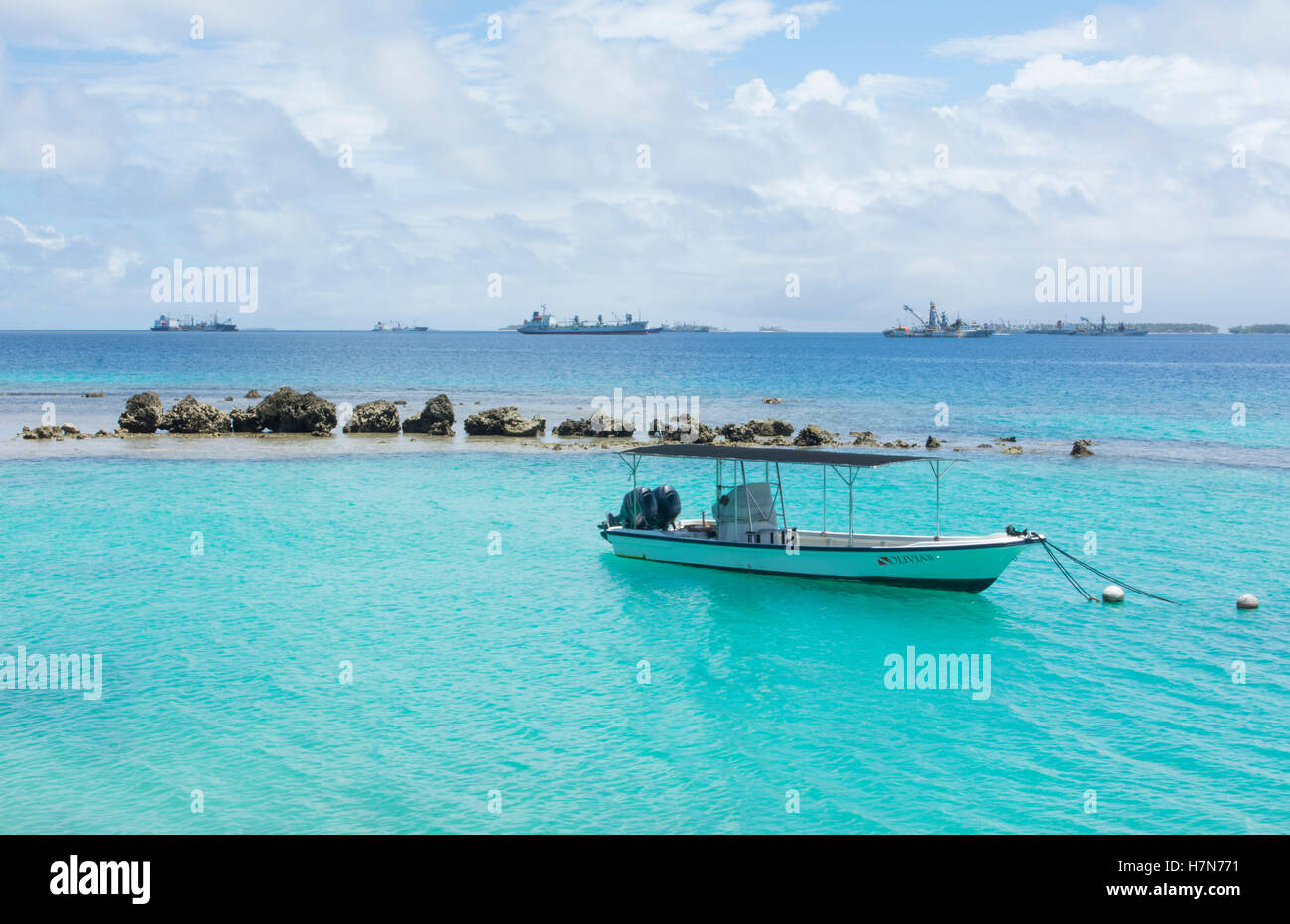 Majuro, Islas Marshall barco sobre el agua azul en el puerto en las rocas Foto de stock