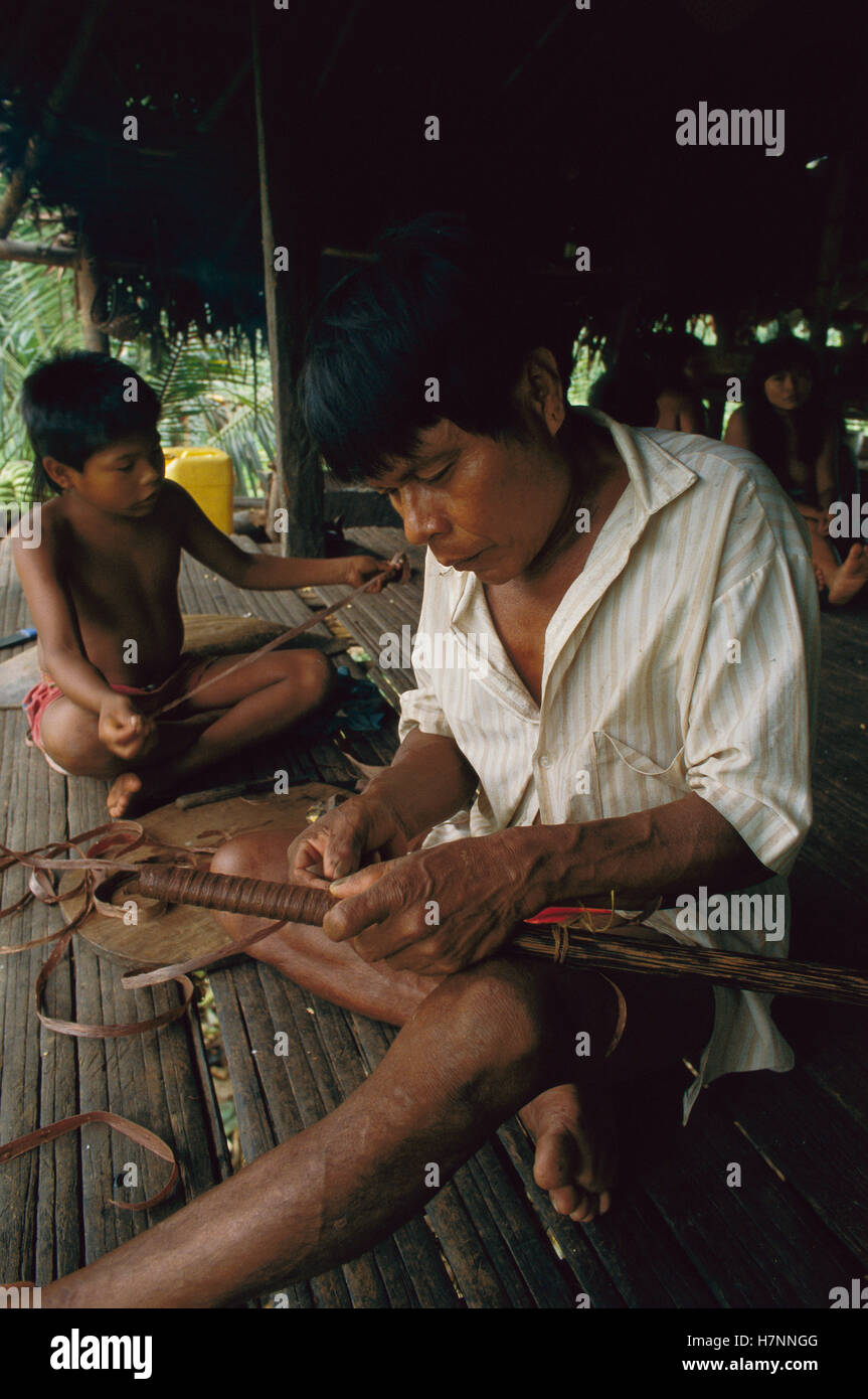 Choco Embera Indian haciendo un soplete para la caza con dardos envenenados,  Colombia Fotografía de stock - Alamy