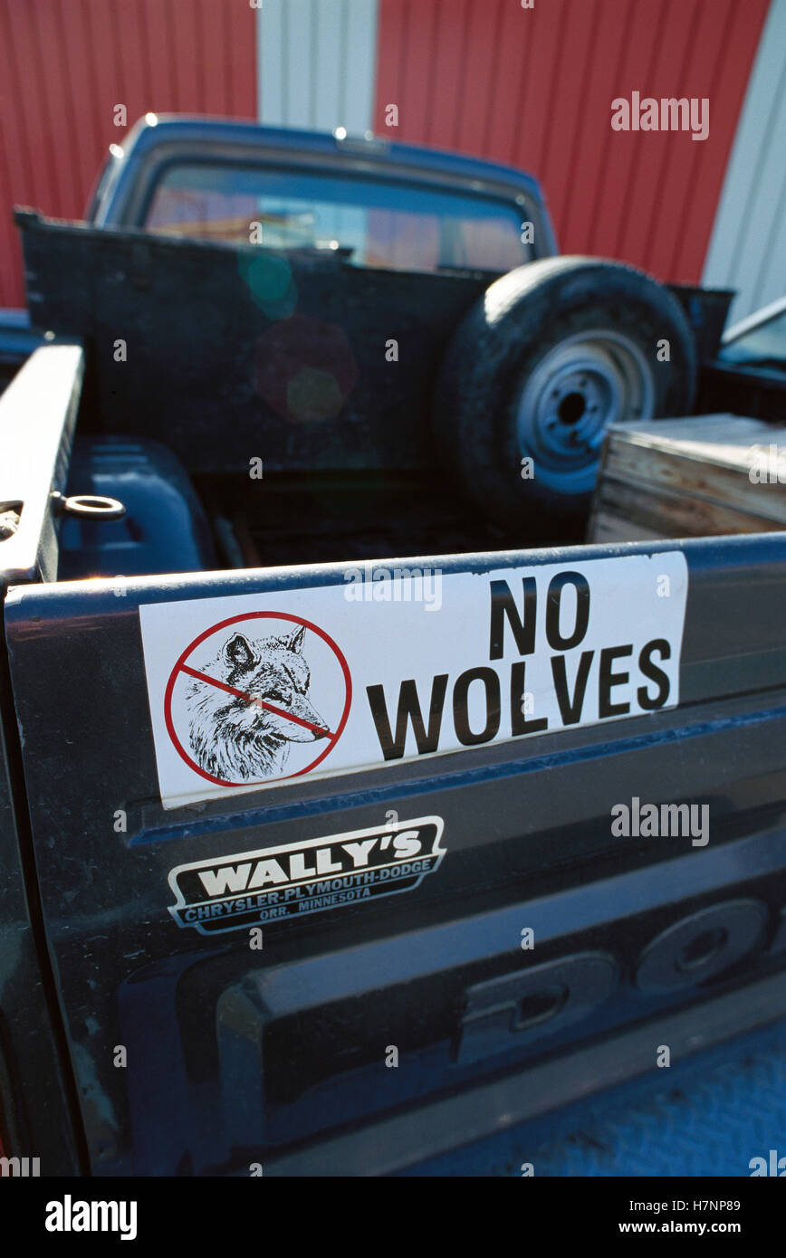 Carretilla con anti-lobo pegatinas, Virginia Foto de stock