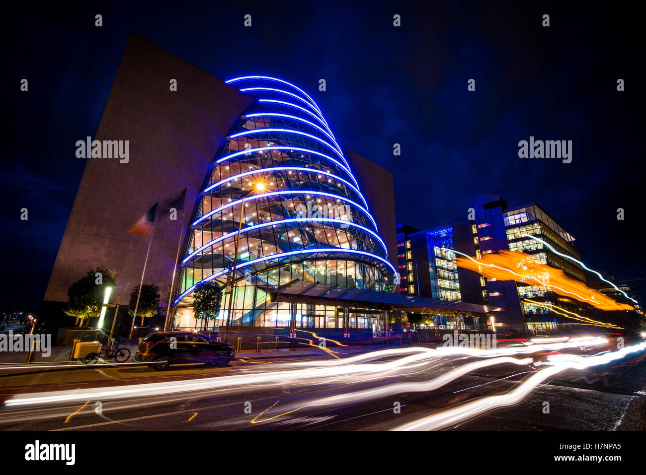 Crepúsculo ver en el tráfico en las calles de Dublín. Irlanda Foto de stock