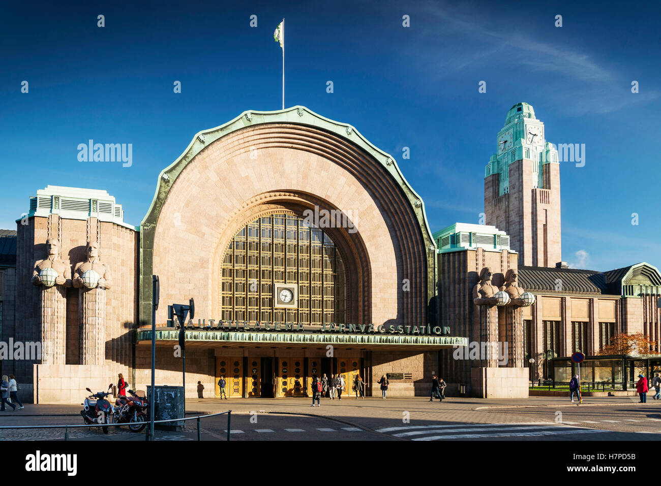 El centro de Helsinki, y la estación de trenes de la ciudad y de la calle histórica en Finlandia Foto de stock