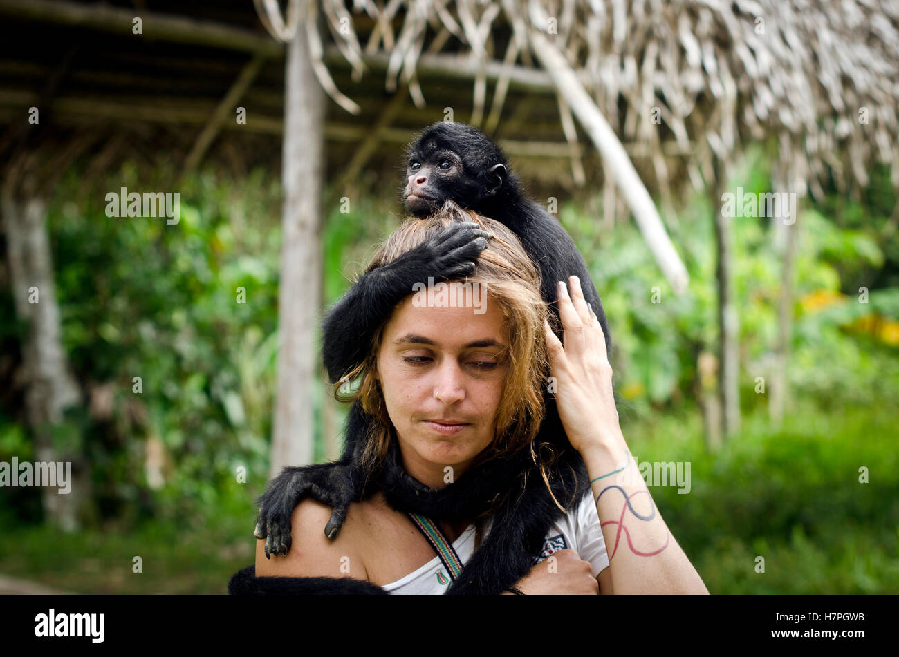 Mujer con mono en Nauta, Loreto, selva amazónica, Perú Foto de stock