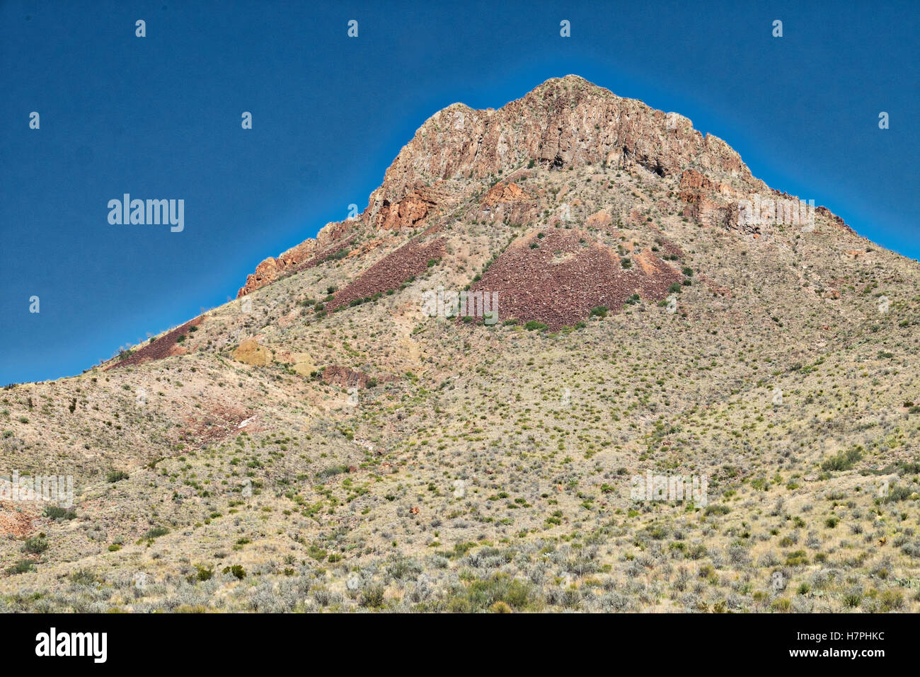 Pico sube por encima del desierto Chihuahuan Desert en el Parque Nacional Big Bend Texas Foto de stock