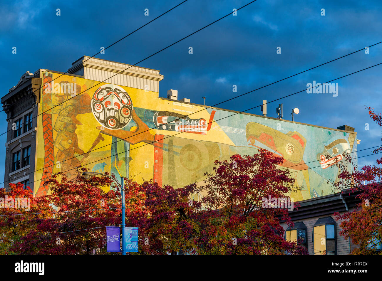 Dte Hastings St, las Primeras Naciones, a través de los ojos del mural de Raven de Vancouver, British Columbia, Canadá Foto de stock
