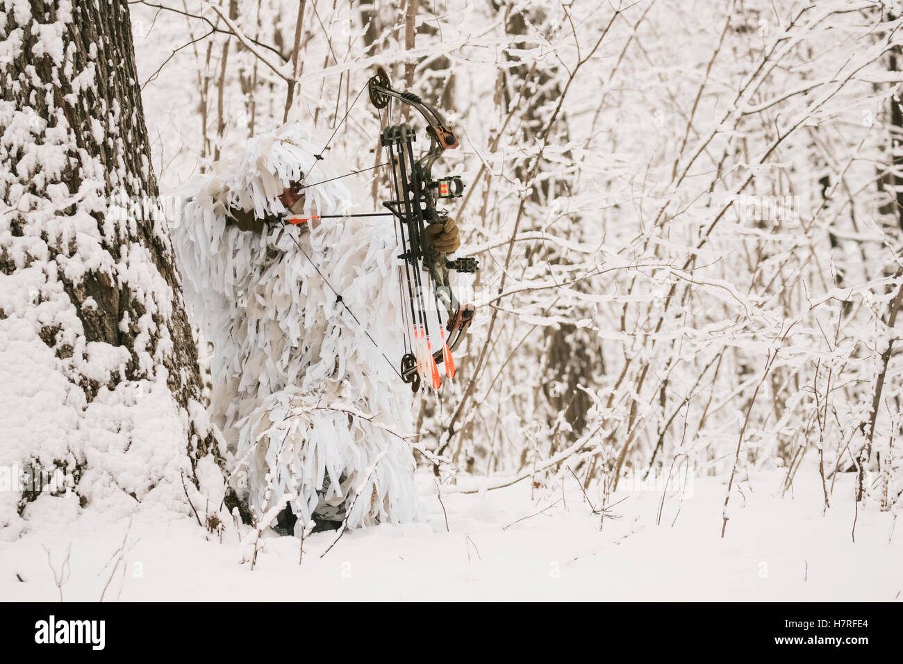 Bowhunter en nieve traje Ghillie Fotografía de stock - Alamy