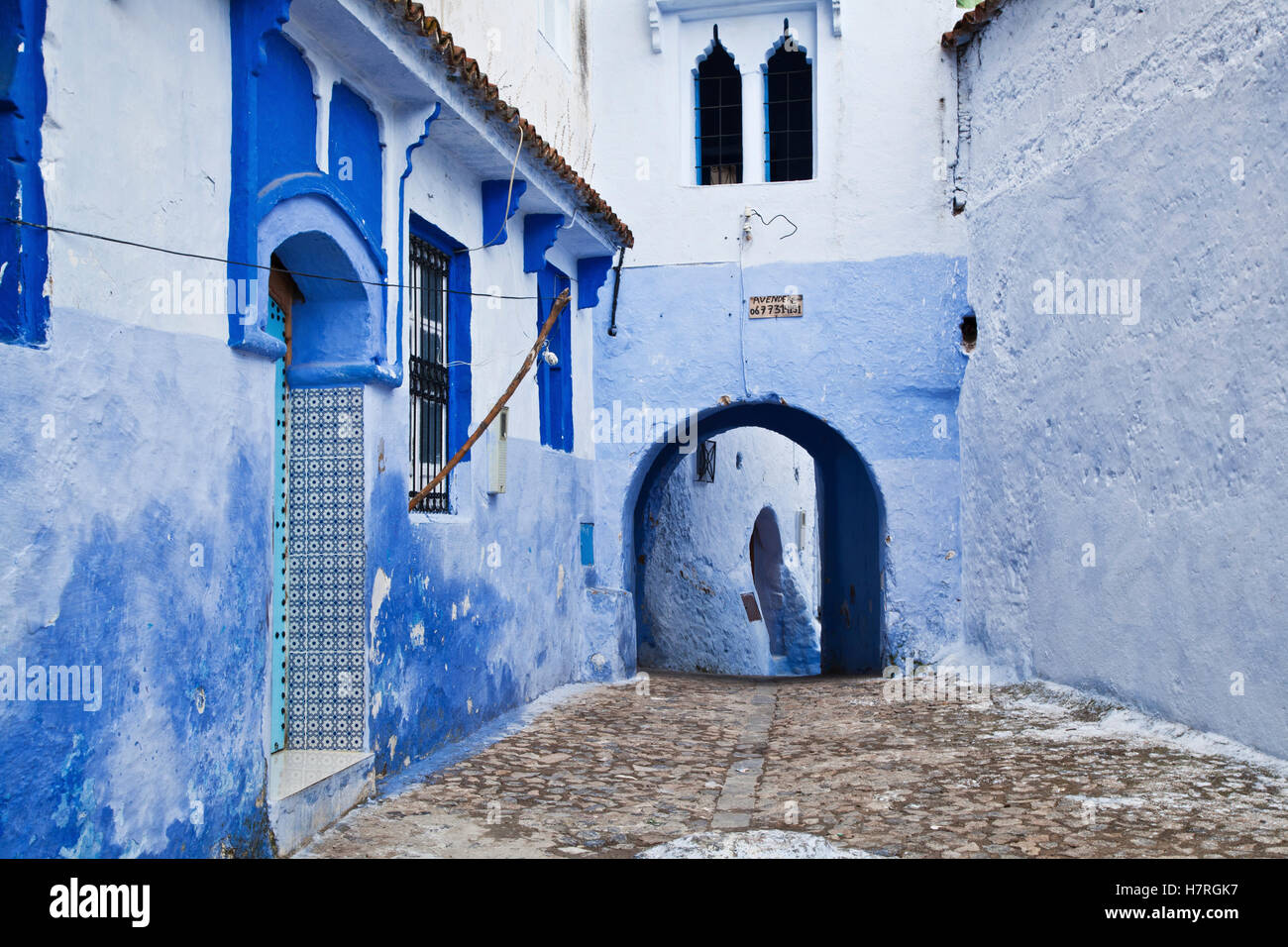 Los edificios pintados de azul en las callejuelas de la medina de Chefchaouen Chefchaouen, Marruecos; Foto de stock