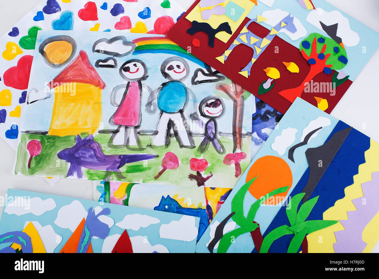 Los niños de dibujo y pintura con collage de papel colorido. Hermoso niño dibujos de Rainbow. Dibuja animales de fantasía. Kid's art Fotografía de stock - Alamy Los niños de dibujo y pintura con collage de papel colorido. Hermoso niño dibujos de Rainbow. Dibuja animales de fantasía. Kid's art Fotografía de stock - Alamy