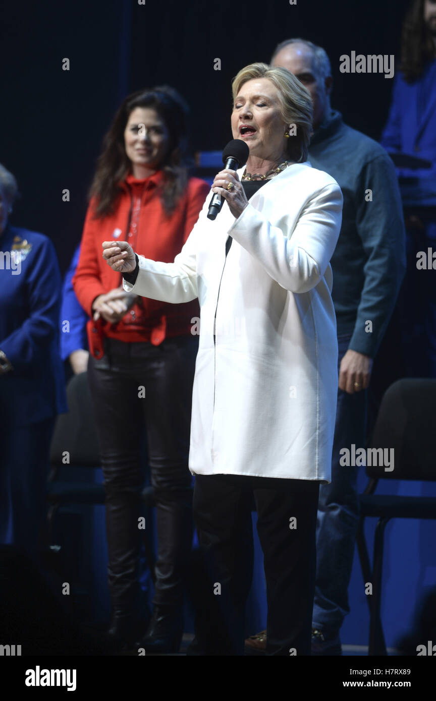 Filadelfia, Pensilvania. 5 nov, 2016. Debra Messing y Hillary Clinton durante el "Sacar el Voto" Concierto en apoyo de Hillary Clinton en Mann Center for Performing Arts el 5 de noviembre de 2016 en Filadelfia, Pensilvania. | Verwendung weltweit © dpa/Alamy Live News Foto de stock