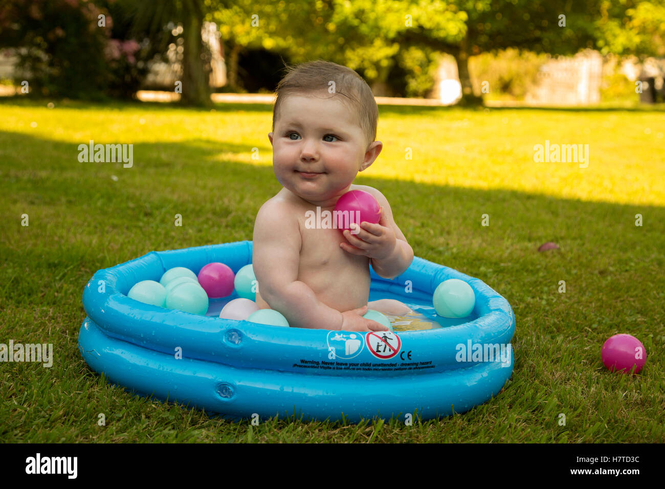 Baby Girl en una piscina en verano Foto de stock