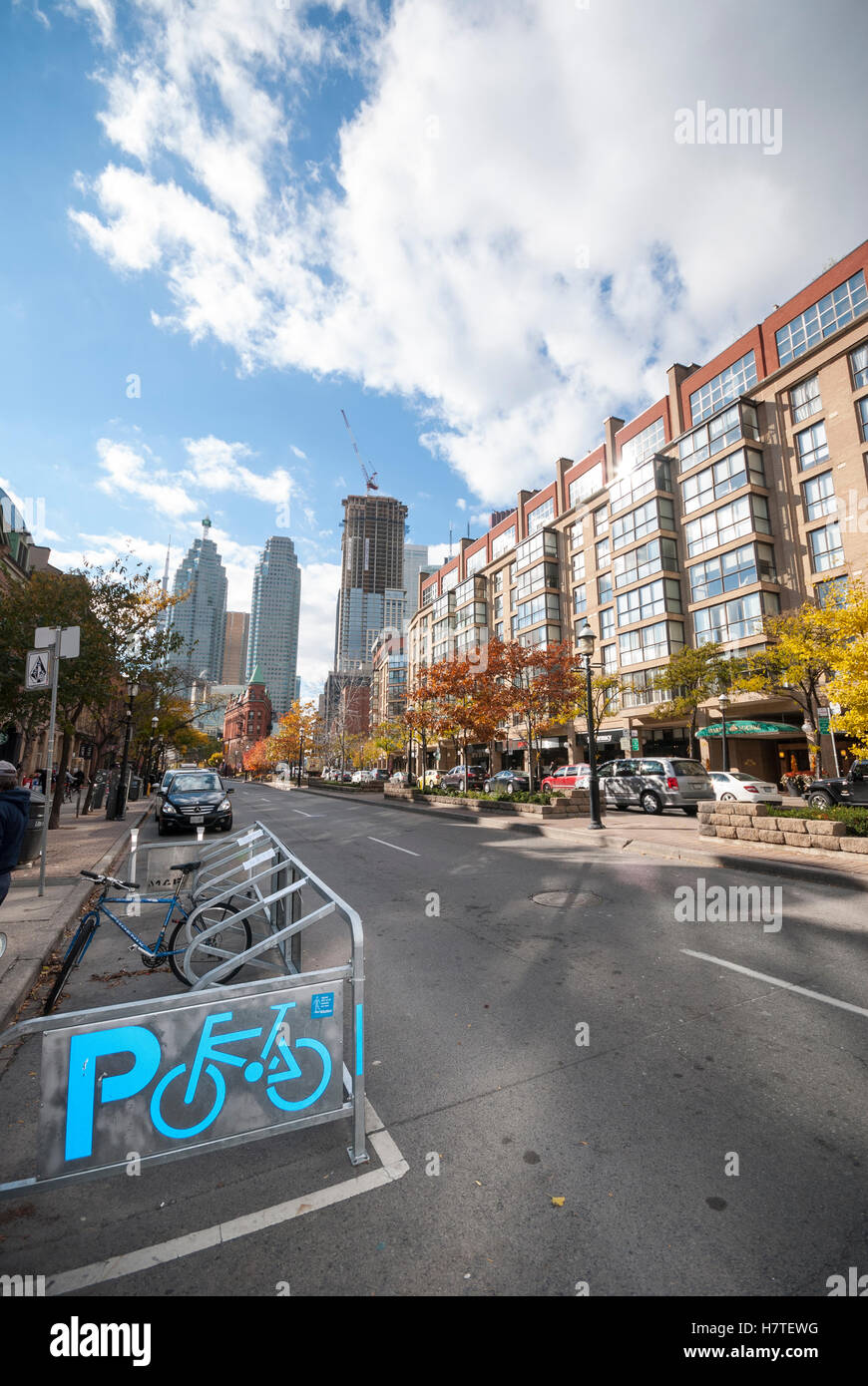 Designado un área de estacionamiento de bicicletas en Front Street en el centro de Toronto, Ontario, Canadá Foto de stock