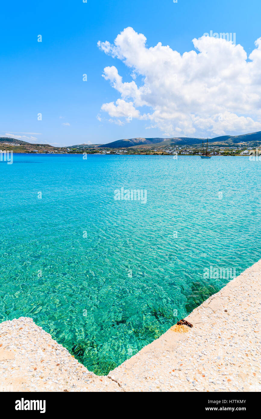 Pier y cristalina agua de mar azul de la playa Kolymbithres, isla de Paros, Grecia Foto de stock