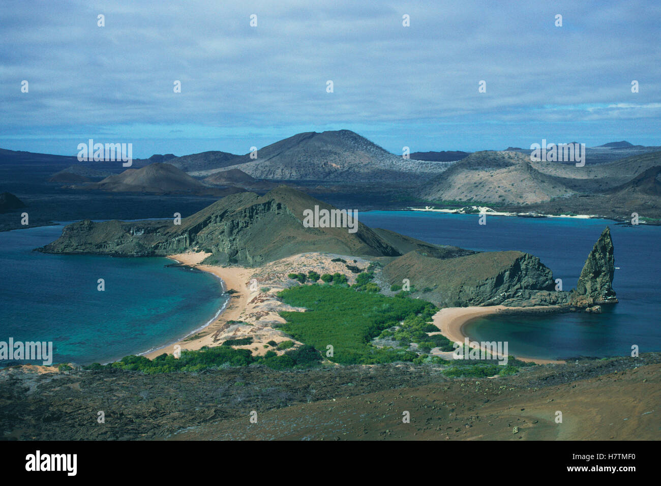 Mirando hacia Bahía Sullivan conos de ceniza en la Isla de Santiago tomadas de Bartolome Isla, Islas Galápagos, Ecuador Foto de stock