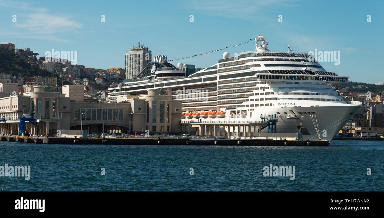 Crucero en el puerto de Nápoles, Nápoles, Campania, Italia Fotografía de  stock - Alamy