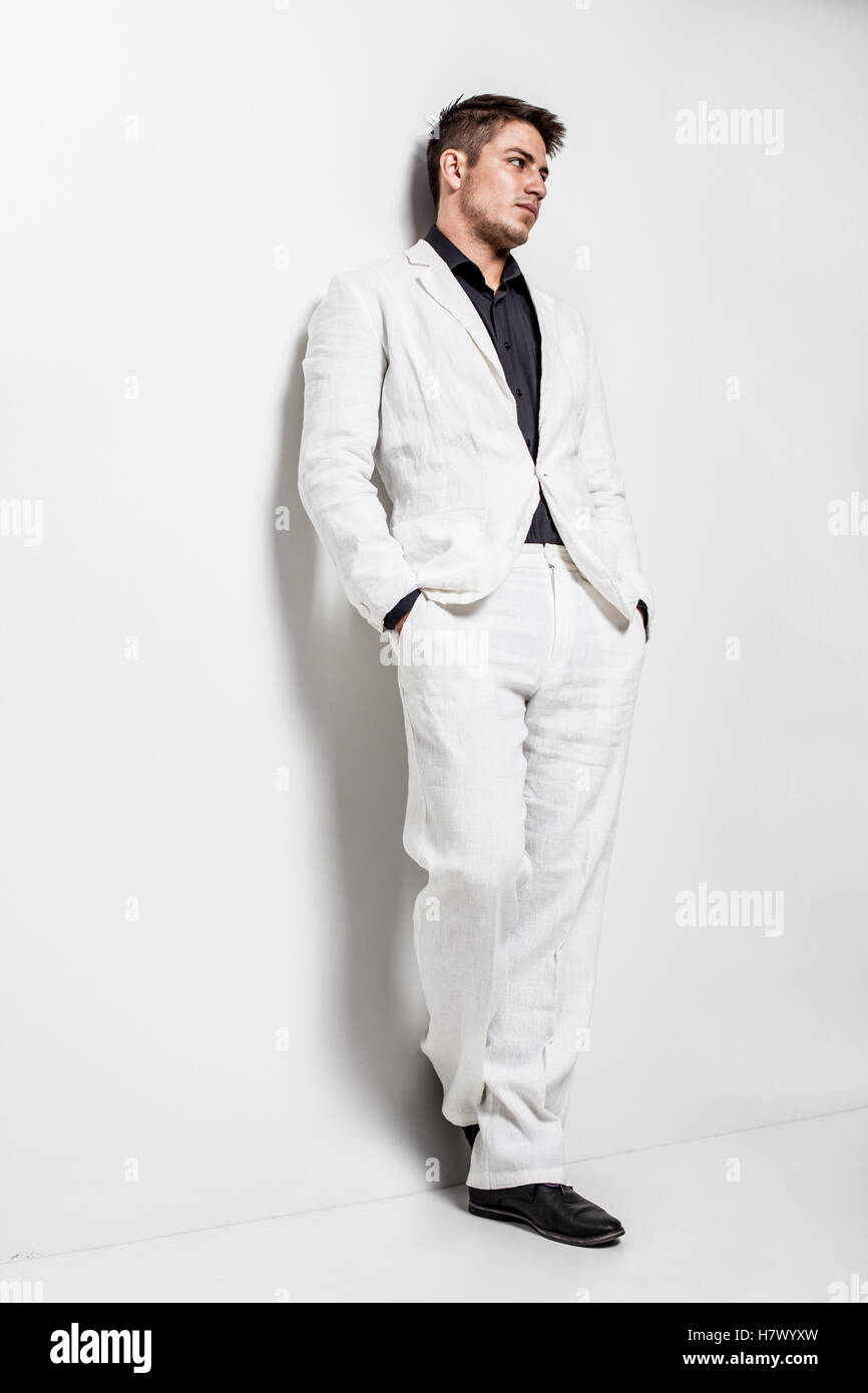 Joven hombre vestido con traje blanco Fotografía de stock - Alamy