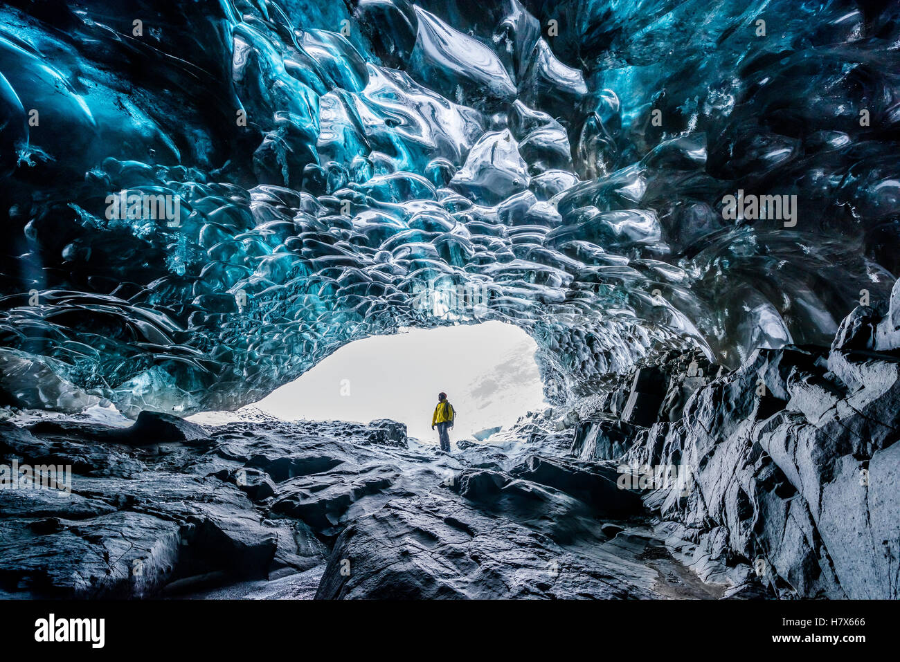 Dentro de cuevas de hielo en Islandia Foto de stock