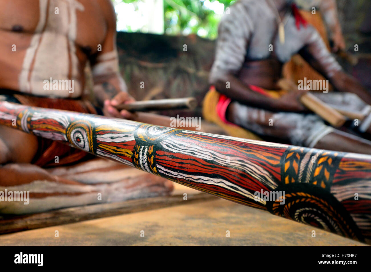 Los hombres aborígenes Yirrganydji reproducir música aborigen sobre