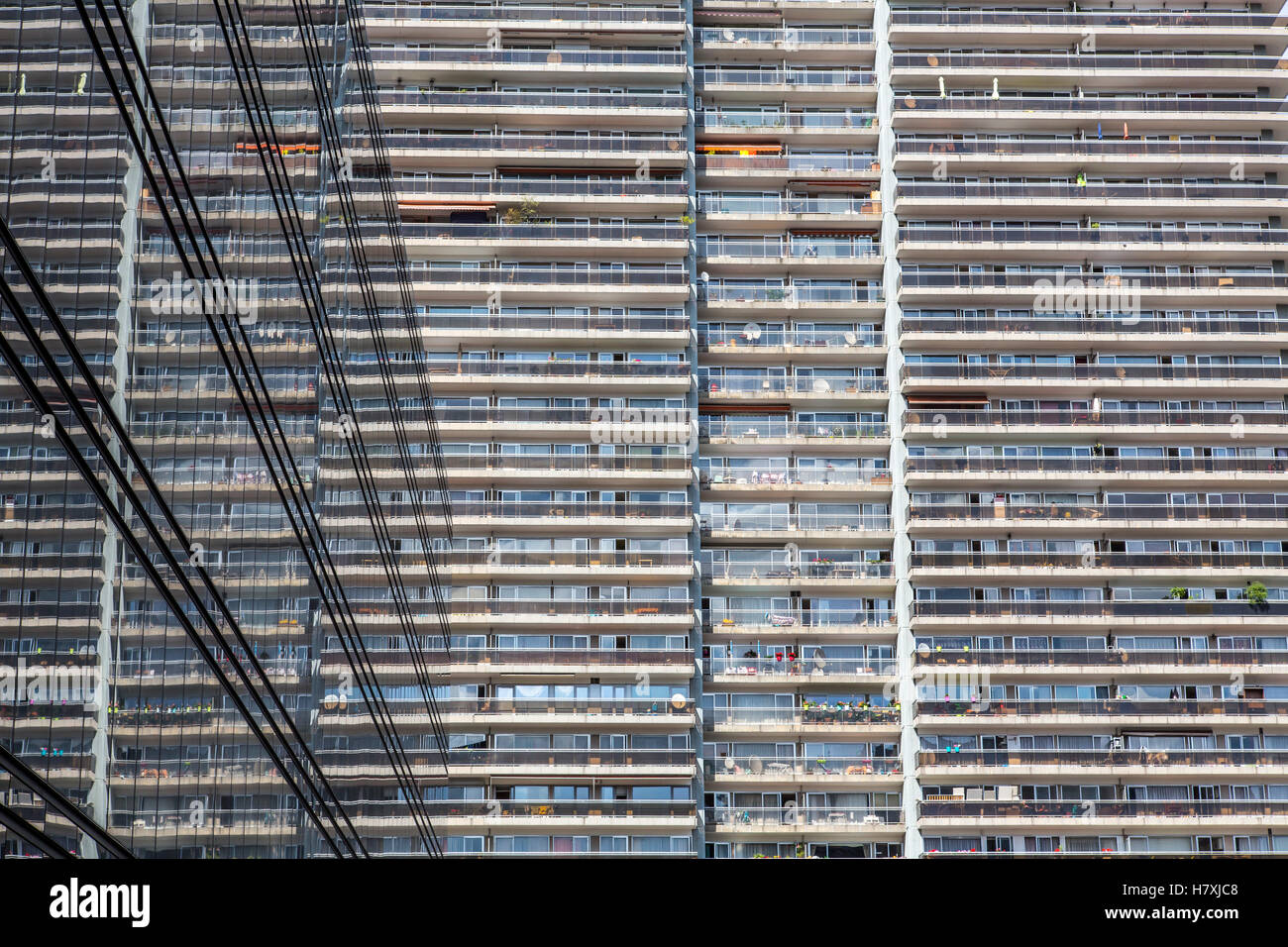 Bruselas, Bélgica, el edificio alto en la Gare du Nord, muchos apartamentos, reflejar en una fachada de cristal, Foto de stock